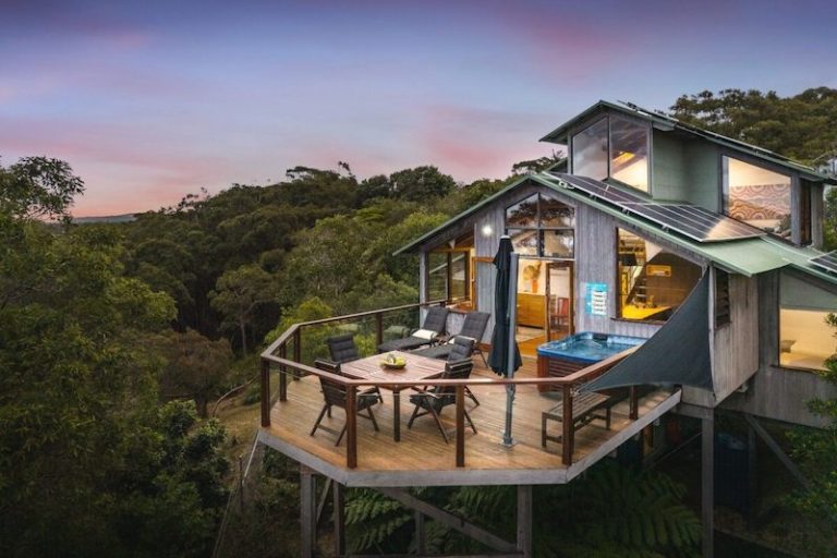 Byron Bay blue between “Airbnb mafia” and grassroots groups highlights costly housing crisis